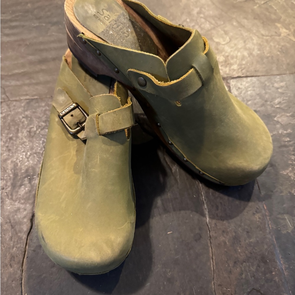 Sanita olive Green Leather Clogs with Buckle 41
